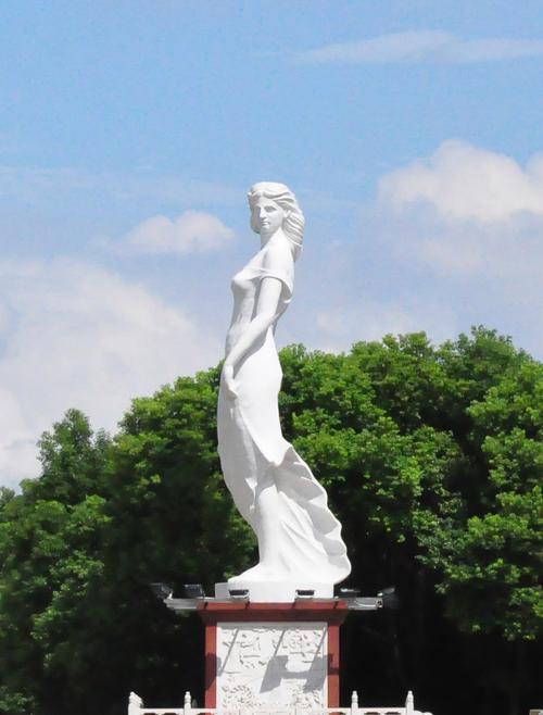 江西服装学院校园文化墙设计——融合时尚与传统的大学文化雕塑